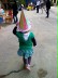 Ein kleines Mädchen ist von hinten zu sehen. Sie trägt einen großen, bunten Zaubererhut.