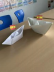 Zwei gefaltete Papierboote.