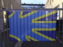 Die am Schultor aufgehängte Gehörlosenflagge ohne Menschen.